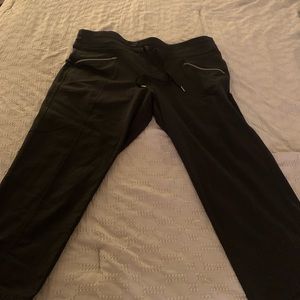 Black Capri pants.